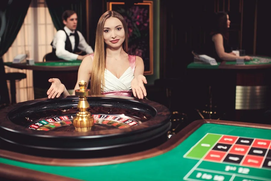 Dealer memandu permainan kartu di meja kasino live